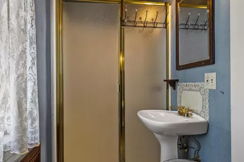 Bath - 482 Main St, Newcastle, CA 95658 photo 4 of 6