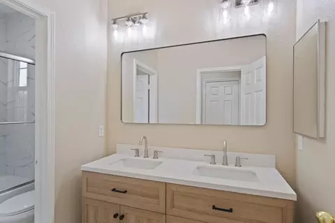 Bath - 2921 Compton Pl, Tracy, CA 95377 photo 2 of 5