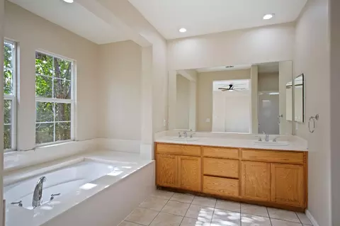 Bath - 2921 Compton Pl, Tracy, CA 95377 photo 4 of 5