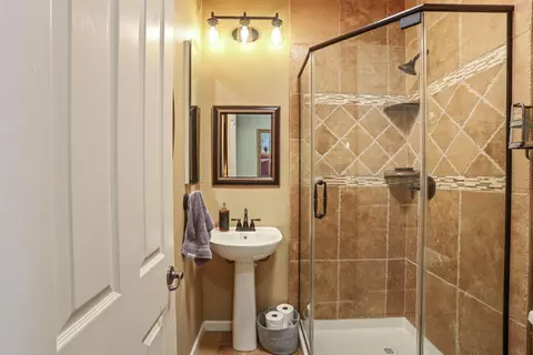 Bath - 565 Bodeson Ct, Ripon, CA 95366 photo 1 of 7