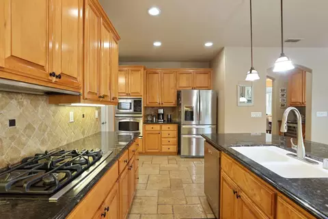 Kitchen - 565 Bodeson Ct, Ripon, CA 95366 photo 7 of 9