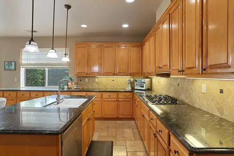 Kitchen - 565 Bodeson Ct, Ripon, CA 95366 photo 4 of 9