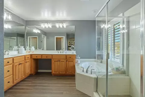 Bath - 565 Bodeson Ct, Ripon, CA 95366 photo 2 of 7