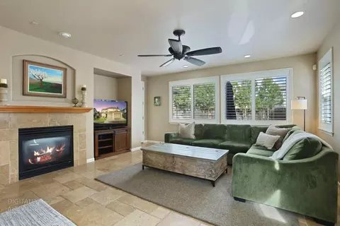 Living - 565 Bodeson Ct, Ripon, CA 95366 photo 3 of 3