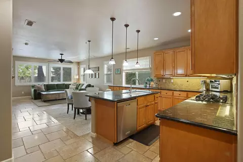Kitchen - 565 Bodeson Ct, Ripon, CA 95366 photo 5 of 9