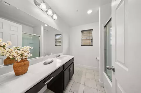Bath - 607 Mono St, Manteca, CA 95337 photo 2 of 5