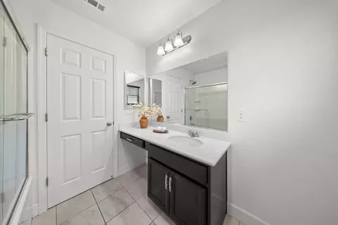 Bath - 607 Mono St, Manteca, CA 95337 photo 4 of 5