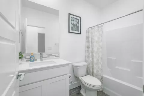 Bath - 650 Nathaniel Ave, Galt, CA 95632 photo 2 of 3