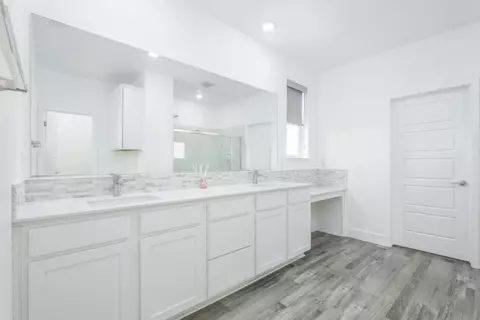 Bath - 650 Nathaniel Ave, Galt, CA 95632 photo 3 of 3