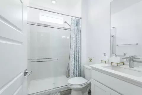 Bath - 650 Nathaniel Ave, Galt, CA 95632 photo 1 of 3