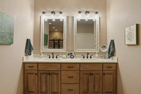 Bath - 23346 S Frederick Rd, Ripon, CA 95366 photo 5 of 10