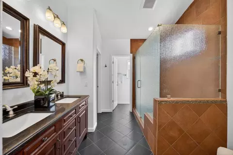 Bath - 2115 Bearden St, Davis, CA 95618 photo 3 of 9