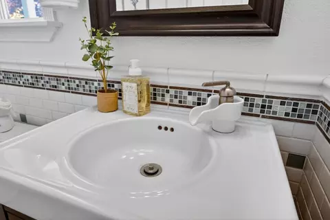 Bath - 2115 Bearden St, Davis, CA 95618 photo 2 of 9