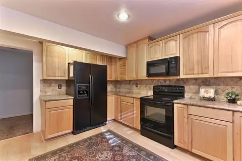 Kitchen - 24214 N Oxbow Ln, Sonora, CA 95370 photo 2 of 4