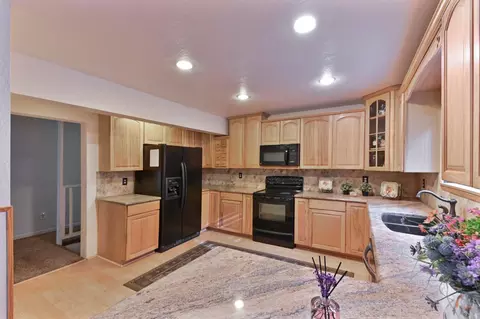 Kitchen - 24214 N Oxbow Ln, Sonora, CA 95370 photo 4 of 4