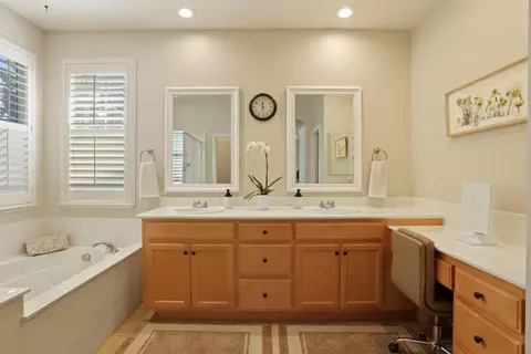 Bath - 538 New Haven Dr, Tracy, CA 95377 photo 2 of 4