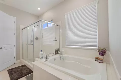 Bath - 2013 Van Ruiten Dr, Lodi, CA 95242 photo 1 of 3