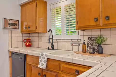 Kitchen - 1451 Mcclaren Dr, Carmichael, CA 95608 photo 5 of 7