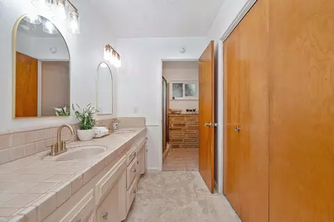 Bath - 1451 Mcclaren Dr, Carmichael, CA 95608 photo 4 of 7