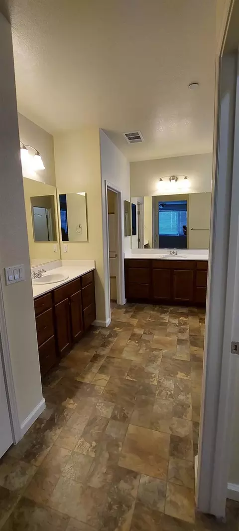 Bath - 935 Mono St, Manteca, CA 95337 photo 7 of 9