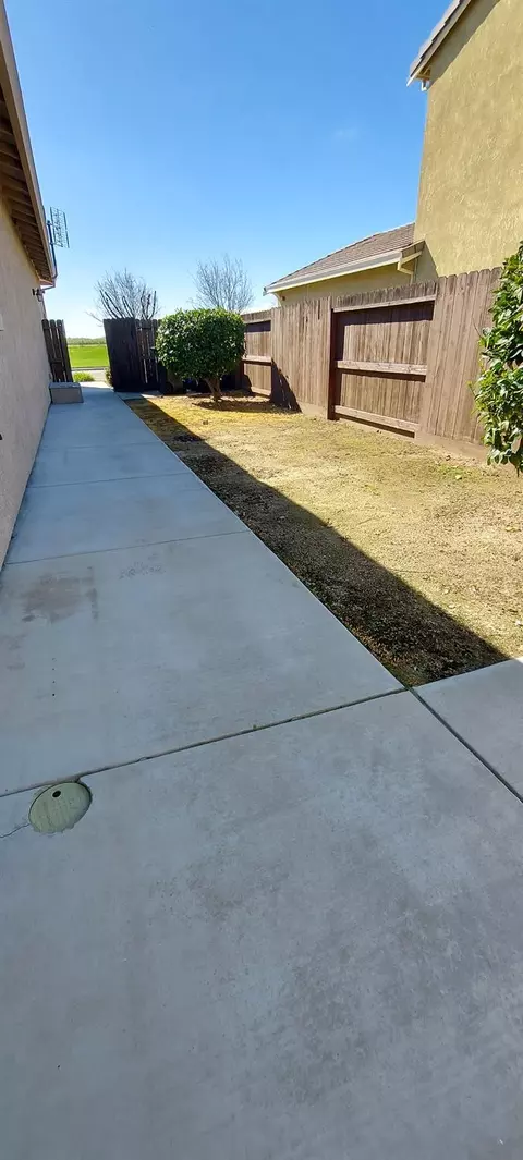 Exterior - 935 Mono St, Manteca, CA 95337 photo 9 of 12