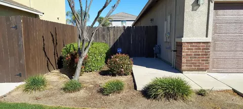Exterior - 935 Mono St, Manteca, CA 95337 photo 5 of 12
