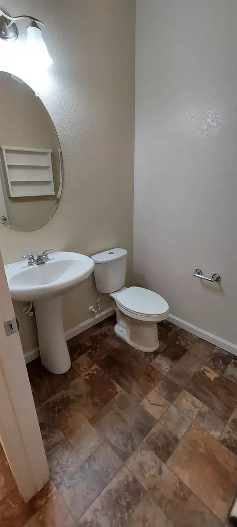 Bath - 935 Mono St, Manteca, CA 95337 photo 9 of 9