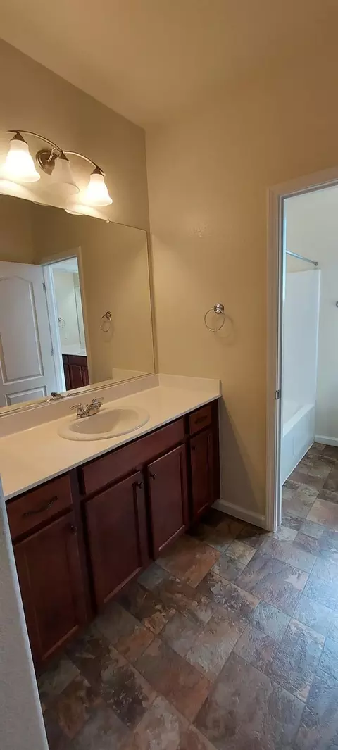 Bath - 935 Mono St, Manteca, CA 95337 photo 1 of 9