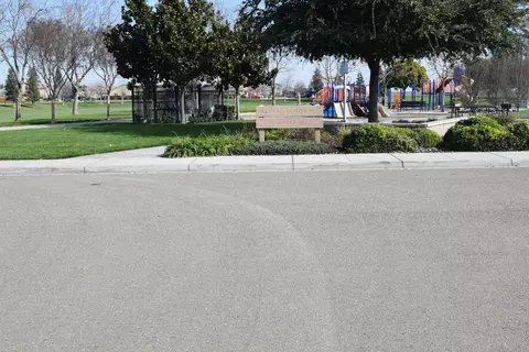 Exterior - 935 Mono St, Manteca, CA 95337 photo 11 of 12