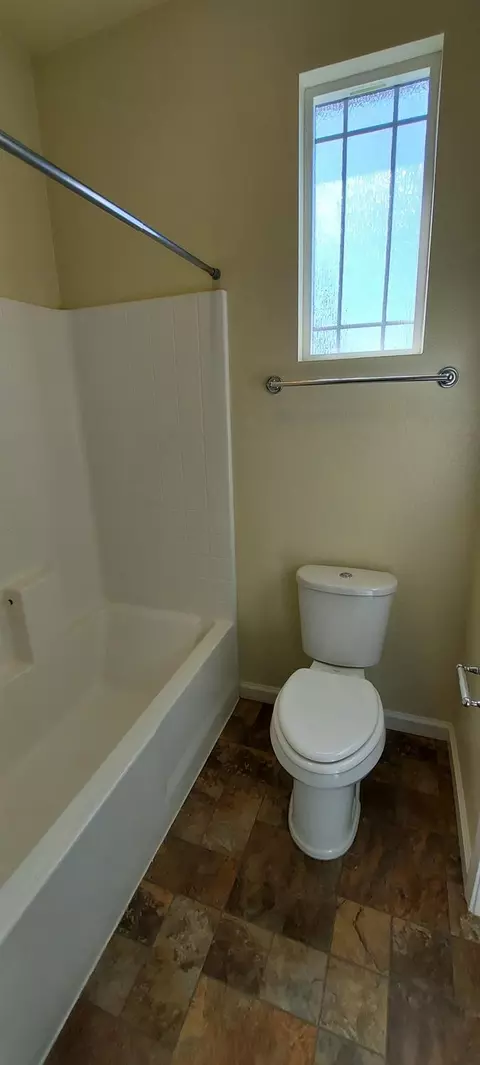 Bath - 935 Mono St, Manteca, CA 95337 photo 2 of 9