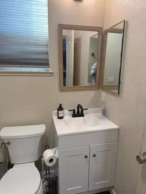 Bath - 4185 Pathway Ln, Turlock, CA 95382 photo 1 of 4