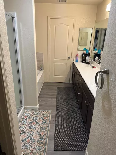 Bath - 4185 Pathway Ln, Turlock, CA 95382 photo 4 of 4