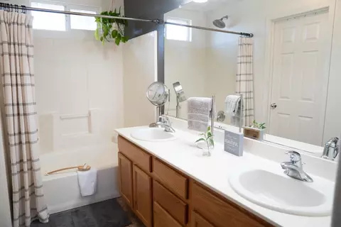 Bath - 1606 Symphony Ln, Hughson, CA 95326 photo 3 of 4
