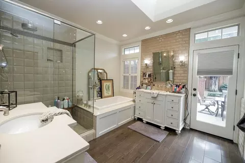Bath - 2220 Castleview Dr, Turlock, CA 95382 photo 1 of 6