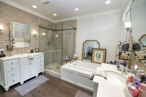 Bath - 2220 Castleview Dr, Turlock, CA 95382 photo 3 of 6