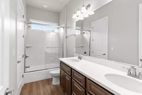 Bath - 947 Doak Blvd, Ripon, CA 95366 photo 1 of 3