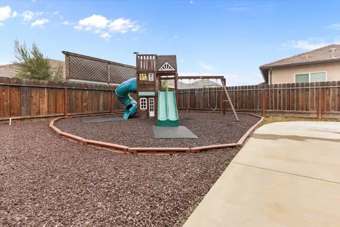 Exterior - 947 Doak Blvd, Ripon, CA 95366 photo 4 of 9