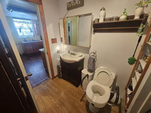 Bath - 524 Madison St, Red Bluff, CA 96080 photo 1 of 4