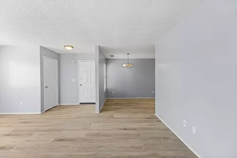 Living - 414 Cherry Ln #G, Manteca, CA 95337 photo 2 of 4