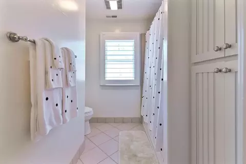 Bath - 511 Surrey Ln, Murphys, CA 95247 photo 7 of 8