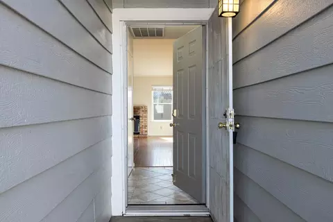 Entry Way - 3604 N Veneman Ave, Modesto, CA 95356 photo 1 of 6