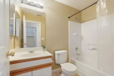 Bath - 864 Bogetti Ln, Tracy, CA 95376 photo 1 of 2