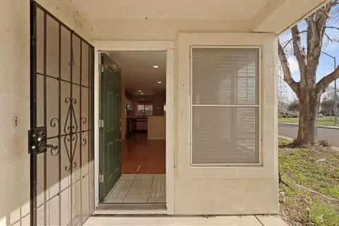 Entry Way - 864 Bogetti Ln, Tracy, CA 95376 photo 1 of 1