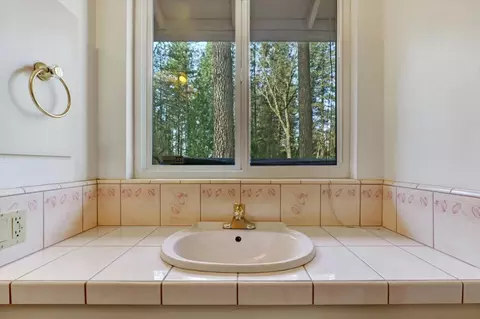 Bath - 13757 Seven Cedars Dr, Grass Valley, CA 95945 photo 5 of 6