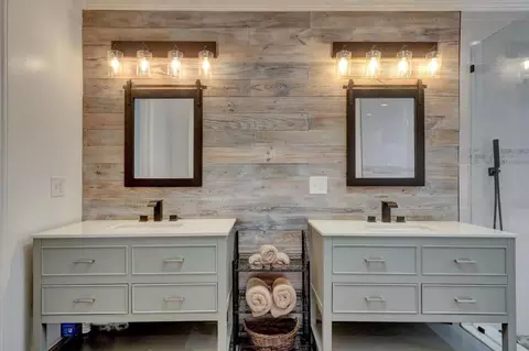 Bath - 13757 Seven Cedars Dr, Grass Valley, CA 95945 photo 2 of 6