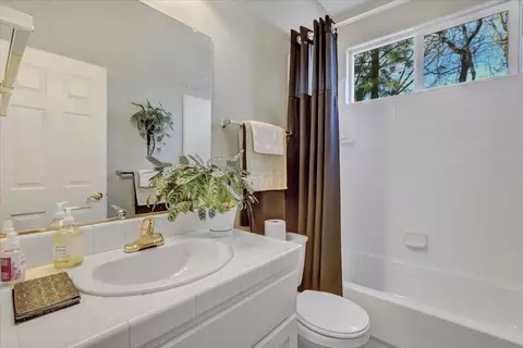 Bath - 13727 Alpha Ct, Grass Valley, CA 95949 photo 4 of 5