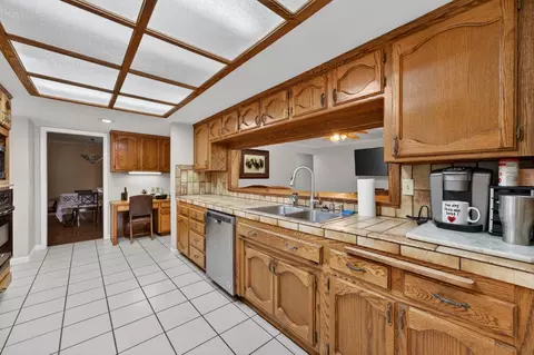 Kitchen - 9481 Oak Ave, Orangevale, CA 95662 photo 3 of 6