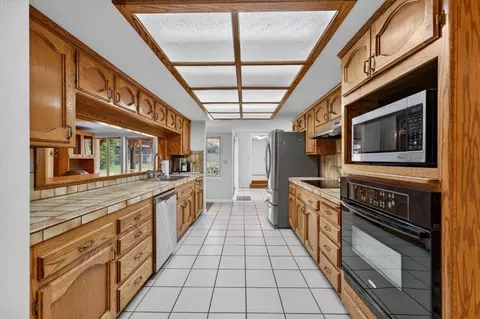 Kitchen - 9481 Oak Ave, Orangevale, CA 95662 photo 4 of 6