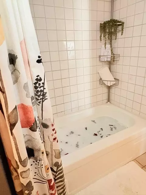 Bath - 1908 Debonaire Ct, Modesto, CA 95350 photo 2 of 4