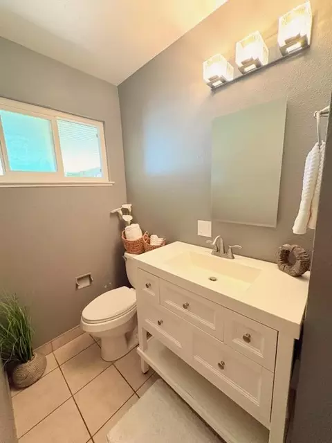 Bath - 1908 Debonaire Ct, Modesto, CA 95350 photo 4 of 4